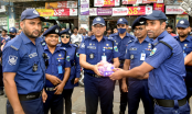 বগুড়ায় সড়কে পুলিশের দায়িত্ব পালনঃ 
ইফতার হাতে নিজেই হাজির এসপি সুদীপ 