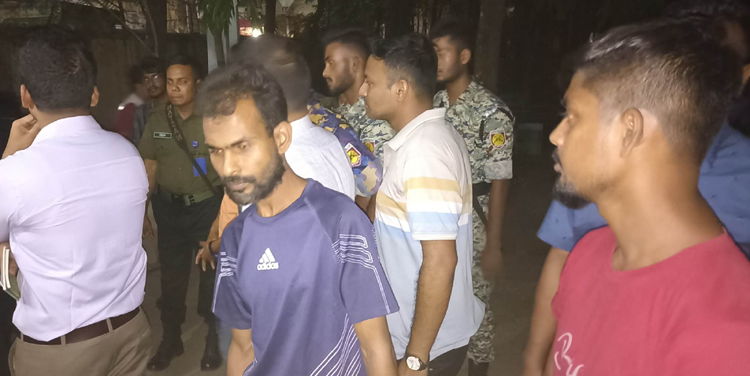 বগুড়ায় স্কুল মাঠে গাঁজা বিক্রি ও 
সেবনের দায়ে দুইজনের জেল-জরিমানা

