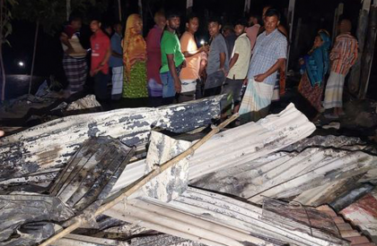 গোবিন্দগঞ্জে আগুনে পুড়ল চার পরিবারের ৭টি ঘর