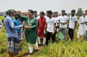 জয়পুরহাটে কৃষকদের ঠান্ডা পানি ও স্যালাইন দিলেন আওয়ামী লীগ নেতা 