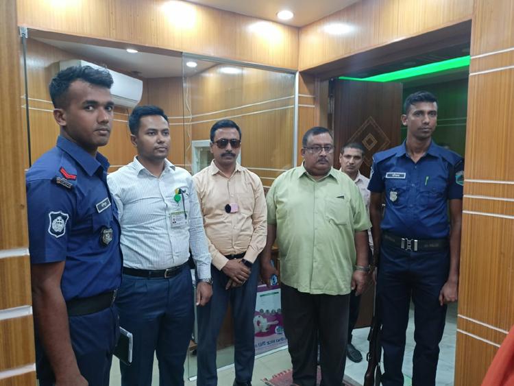 বগুড়ায় অনুমোদনহীন ডায়াগনস্টিক
সেন্টার সিলগালা, জরিমানা ২ লাখ