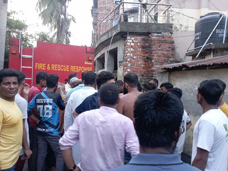 শর্ট  সার্কিট থেকে বগুড়ায়
বসতবাড়িতে আগুন, শিশু আহত