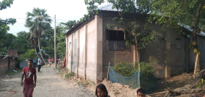 বাড়ীর সীমানা ঘেষে জোর
পূর্বক সরকারী রাস্তা নিমার্ণ