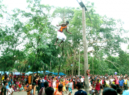 দুপচাঁচিয়ায় চড়ক খেলা অনুষ্ঠিত