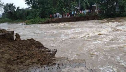 সুনামগঞ্জে নদীর স্রোতে ভেসে গেছেন দুই সন্তানসহ মা