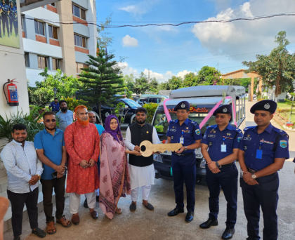 পুলিশী সেবায় গতি বাড়াবে উপহারে গাড়ি এসপি সুদীপ
শাজাহানপুর থানা পুলিশকে লেগুনা গাড়ি 