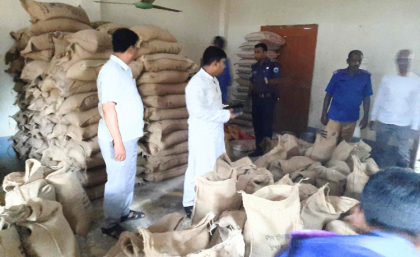 গাবতলীতে ভিজিএফ ও ভিজিডির চাল আত্মসাৎ করার
 চেষ্টার অভিযোগ উঠেছে এক ইউপি চেয়ারম্যানের বিরুদ্ধে 