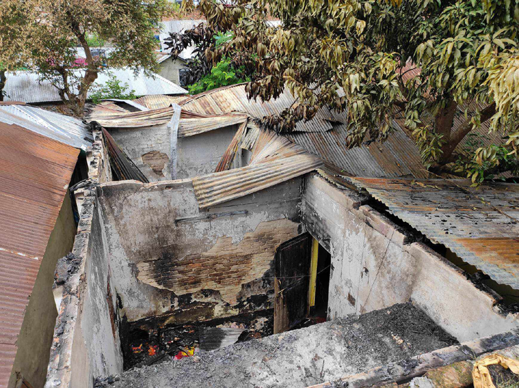 বগুড়ায় শর্ট সার্কিটের
আগুনে পুড়লো তিন বসতঘর