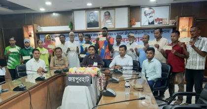 জয়পুরহাটে অসচ্ছল ক্রীড়াসেবীদের  মাঝে চেক বিতরণ 