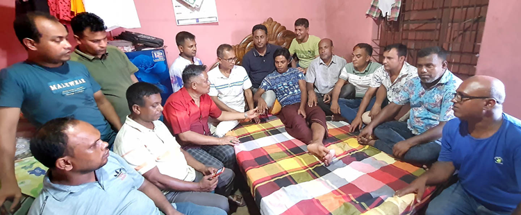 বগুড়ায় পুলিশের রাবার বুলেটে আহত 
মর্ণিংকে দেখতে বাড়ীতে গেলেন গাবতলী 
পৌর বিএনপির নেতৃবৃন্দ
