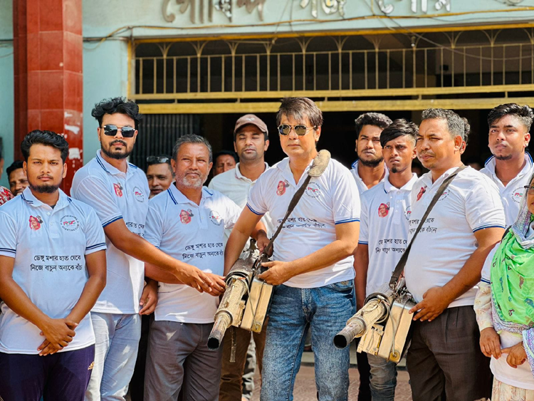 গোবিন্দগঞ্জে বাড়ছে ডেঙ্গু, স্প্রে ছিটাচ্ছেন মেয়র
