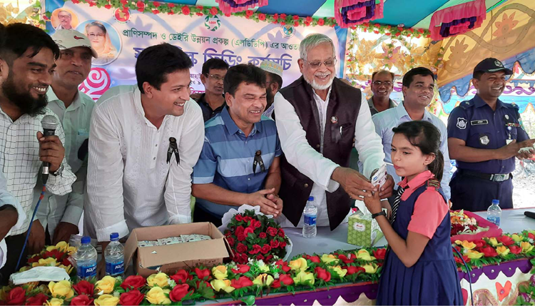 ধুনটে স্কুল মিল্ক ফিডিং কর্মসূচির উদ্বোধন