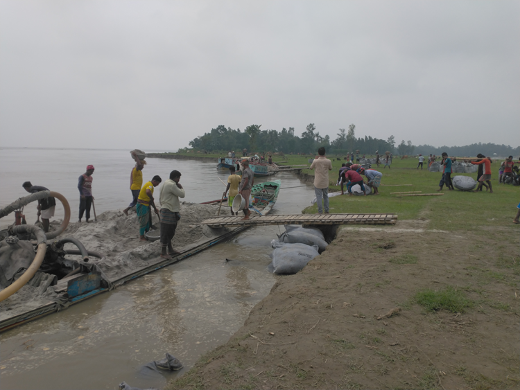 সারিয়াকাদিতে  যমুনা  নদীর  অব্যাহত ভাঙ্গন
৫০০ মিটার নদী গর্ভে বিলীন