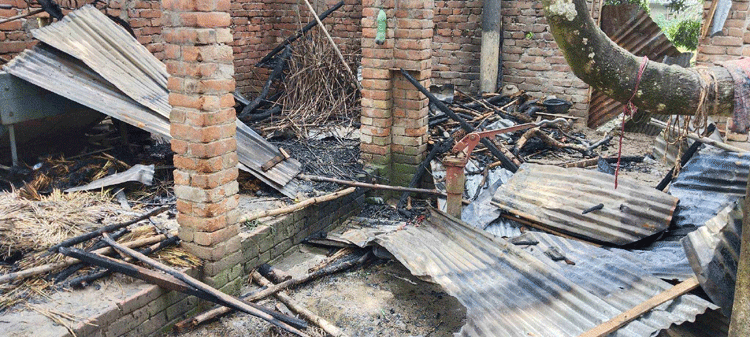 মান্দায় আগুনে পুড়লো বসতবাড়ি