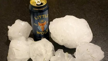 আকাশ থেকে পড়লো বরফের বিশাল খণ্ড
