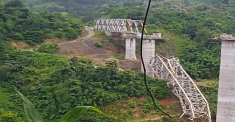 নির্মাণাধীন সেতুতে ধস: ১৭ জনের প্রাণহানি
