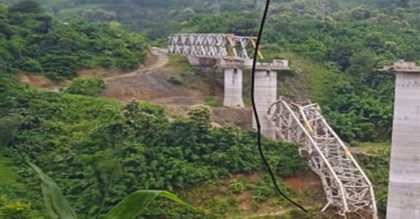 নির্মাণাধীন সেতুতে ধস: ১৭ জনের প্রাণহানি
