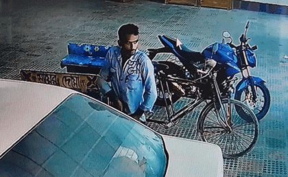 ধুনট মডেল মসজিদ থেকে অটোভ্যান চুরি,
সিসি ক্যামেরায় ধরা পড়লো চুরির দৃশ্য