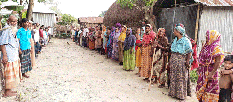 ধুনটে সরকারি রাস্তার মাঝে ঘর 
নির্মান, যাতায়াত বন্ধ!