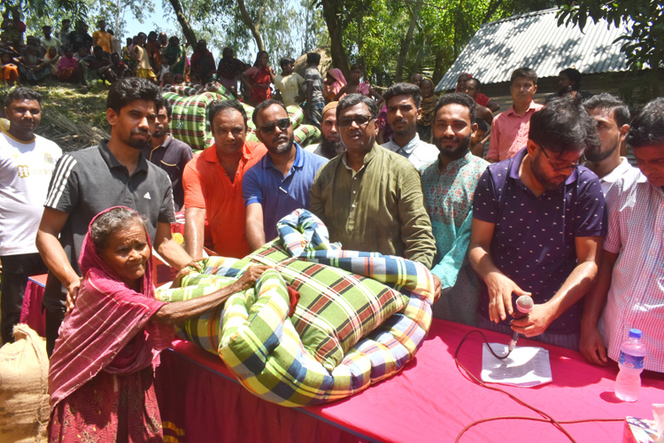 ভাঙ্গন কবলিত মানুষের পাশে
স্বেচ্ছাসেবক লীগ নেতা ম. রাজ্জাক
