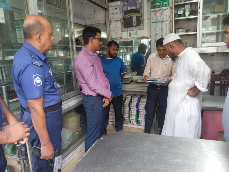 দই বিক্রিতে ওজন কম দেয়ায়
বগুড়ায় ৩ প্রতিষ্ঠানকে জরিমানা