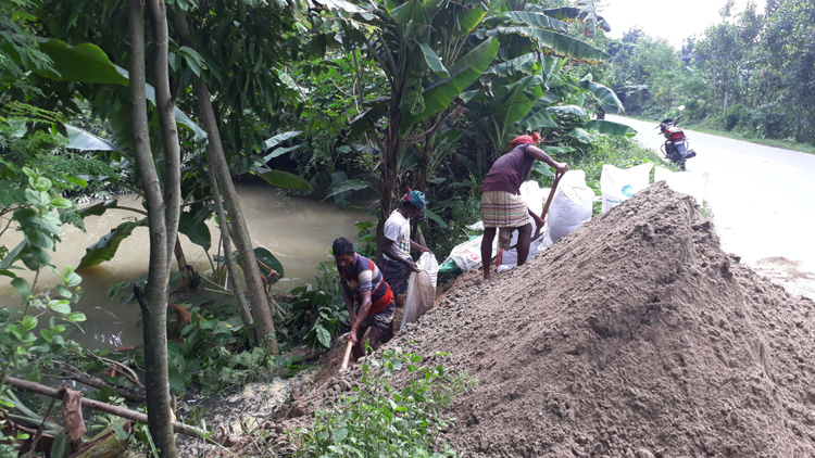 মান্দায় আত্রাই নদীর বেড়িবাঁধে চার 
ভাঙন, পানিবন্দি তীর বাসিন্দারা