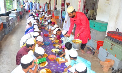 শাজাহানপুরে প্রধানমন্ত্রীর জন্মদিনে খাবার পেলেন এতিমরা 