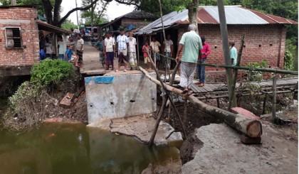 মান্দায় ৬মাসেই ধসে পড়ল কালভার্ট