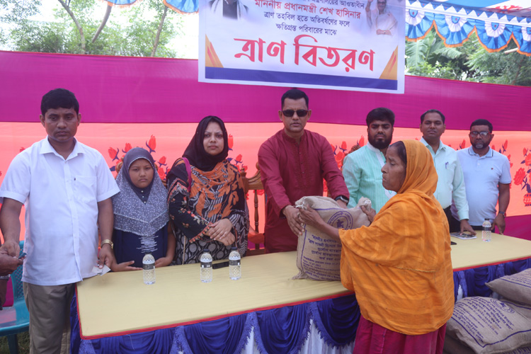 শাজাহানপুরে আশ্রয়নে পানিবন্দী পরিবারের মাঝে ত্রাণ বিতরণ