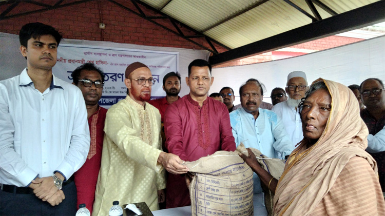 শেরপুরে অতিবৃষ্টিতে ক্ষতিগ্রস্থদের মাঝে ত্রাণ সামগ্রী বিতরণ