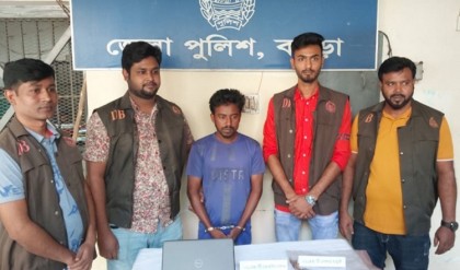 হাতুড়ির আঘাতে বগুড়ায়
গৃহবধুকে হত্যা: যুবক গ্রেপ্তার