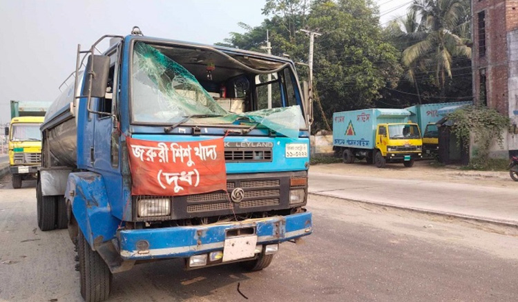 ২য় দফা অবরোধে বগুড়ায়
গাড়ি ভাংচুর ও ককটেল বিস্ফোরন
