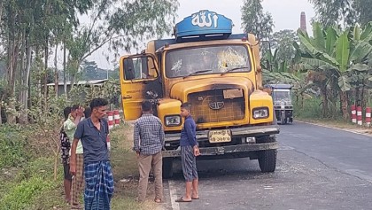 জয়পুরহাটে পাথর বোঝাই ট্রাকে আগুন