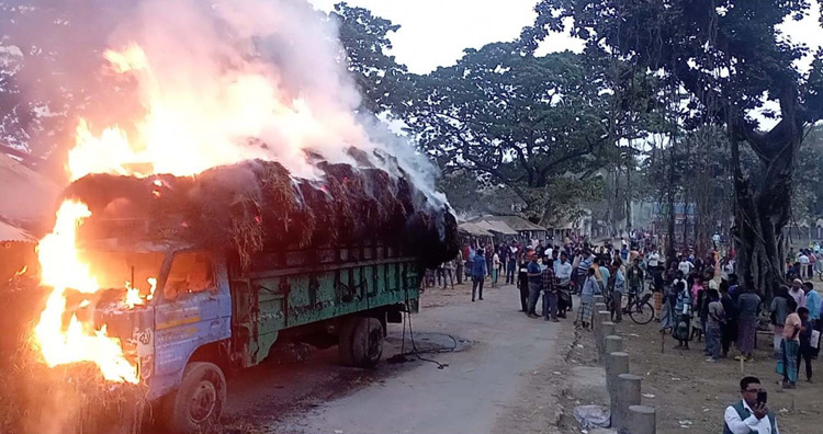 দুপচাঁচিয়ায় খড় বোঝাই ট্রাকে আগুন 