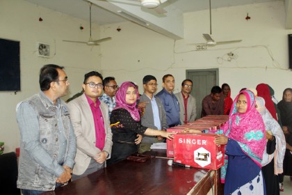 শাজাহানপুরে শিক্ষা উপকরণ ও দুস্থদের মাঝে টিউবওয়েল ও সেলাই মেশিন বিতরণ