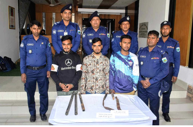 বগুড়ায় চাকু মারার প্রতিশোধ নিতে
সাবেক ছাত্রলীগ কর্মীকে হত্যা, গ্রেপ্তার ৩