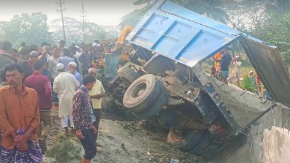 ময়মনসিংহে মালবাহী ট্রাকে ট্রেনের ধাক্কা, নিহত ৩