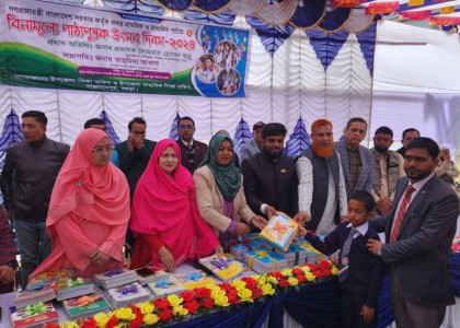 শাজাহানপুরে বই বিতরণ উৎসব