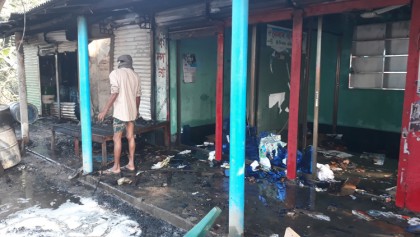 মান্দায় আগুনে পুড়ল দুই দোকান, দগ্ধ ১