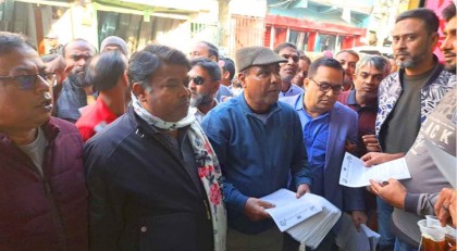 নির্বাচন বর্জনের দাবিতে বগুড়ায়
বিএনপির লিফলেট বিতরণ