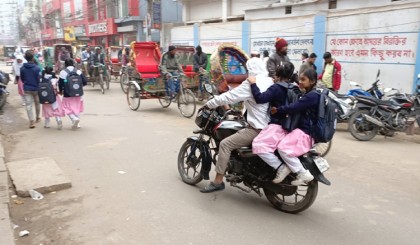 তীব্র শীতে বগুড়ায় শিক্ষা প্রতিষ্ঠান বন্ধ ঘোষণা, 
বিলম্বে জানায় সুফল পায়নি অধিকাংশ শিক্ষার্থী

