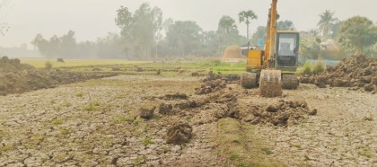 নন্দীগ্রামে তিন ফসলি জমিতে চলছে পুকুর খনন