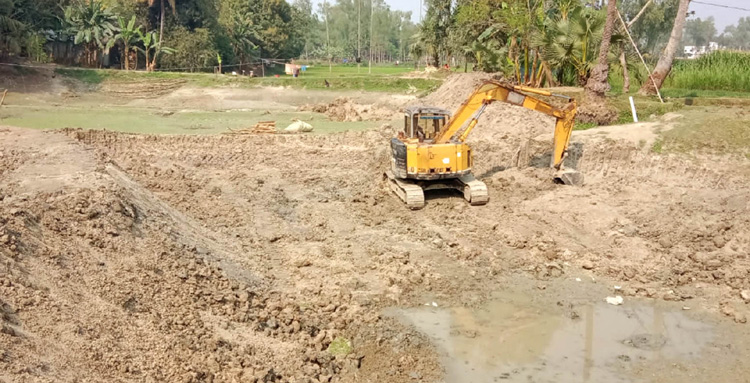 অন্যের জমি মাঝখানে রেখে অবৈধভাবে ভেকু মেশিন দিয়ে পুকুর খনন 