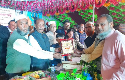 গোবিন্দগঞ্জে এমপির গণসংবর্ধনা অনুষ্ঠান মাতালেন কণ্ঠশিল্পী মনির খান