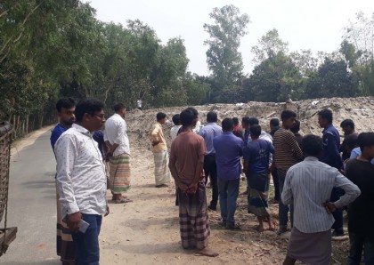 সংবাদ প্রকাশের পর বালুদস্যুদের
বিরুদ্ধে প্রশাসনের অভিযান