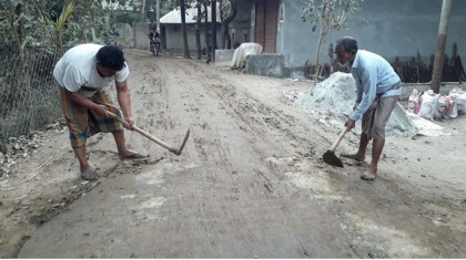 মান্দায় পুকুরের মাটি পরিবহণে 
ট্রাক্টর, গ্রামীণ রাস্তায় দুর্ভোগ