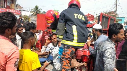 নন্দীগ্রামে বাসের ধাক্কায় দুমড়ে-মুচড়ে গেল অটোভ্যান, চালকসহ আহত ৩