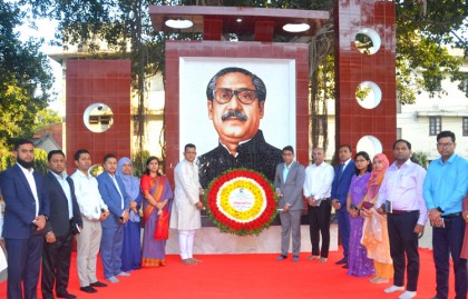 বগুড়ায় নব-নির্মিত বঙ্গবন্ধুর ম্যুরালে 
শ্রদ্ধা জানালেন জেলা প্রশাসক