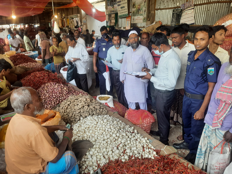 জয়পুরহাটে বাজার স্থিতিশীল রাখতে ভ্রাম্যমাণ আদালতের অভিযান, ব্যবসায়ীকে জরিমানা