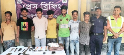 আদমদীঘিতে ডাকাতির প্রস্তুতিকালে দেশীয় অস্ত্রসহ গ্রেপ্তার ৭